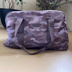 NWOT- VS PINK DUFFLE BAG WITH STRAP